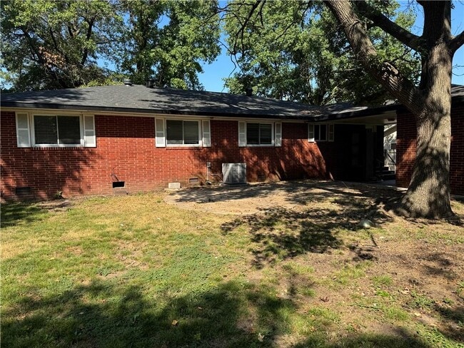 Building Photo - 713 Maple Dr