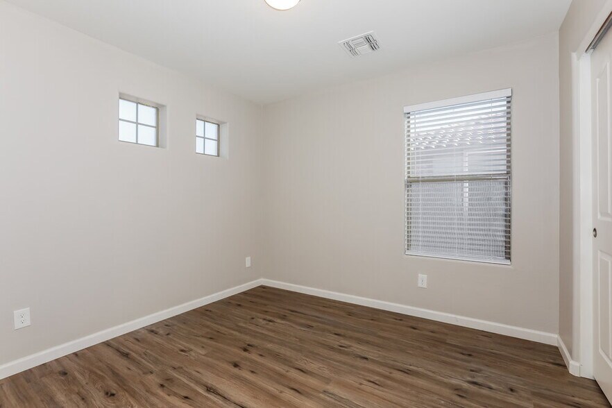 Building Photo - 1465 E Mia Ln