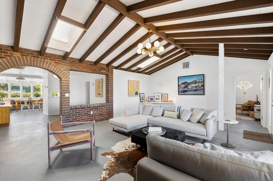 Building Photo - 7657 N Star Ave