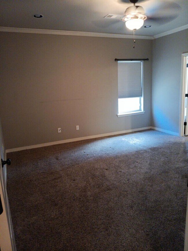 Building Photo - Hinge Property Management