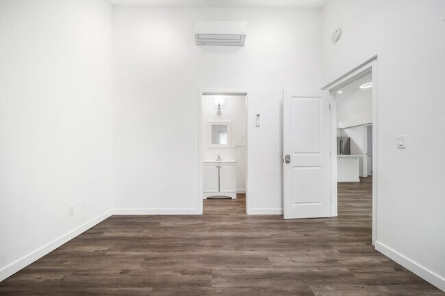 Building Photo - 422 N Batavia St