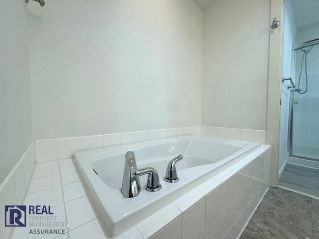 Building Photo - Charming 3BR/2BA End Unit Townhome-Now Available!!