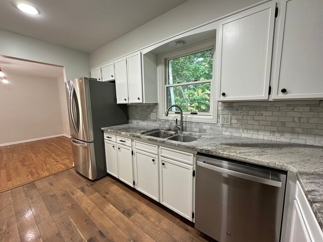 Building Photo - Large 4 bedroom ranch in Forest Hills