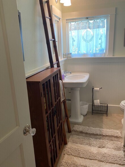 Building Photo - 431 E 9th Ave