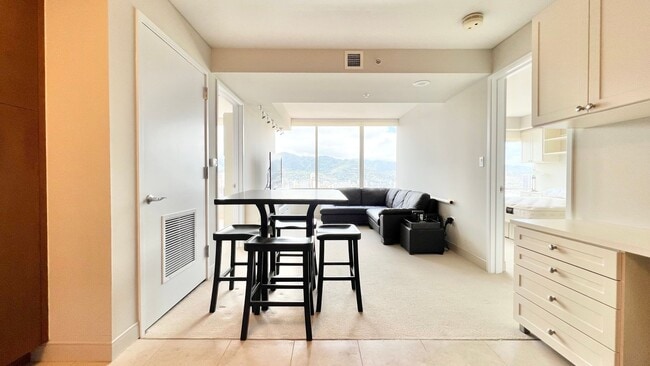 Building Photo - 2 BEDROOM HIGH FLOOR UNIT IN KAKAAKO
