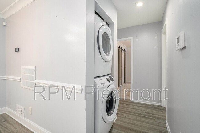 Building Photo - 6820 Glenridge Dr