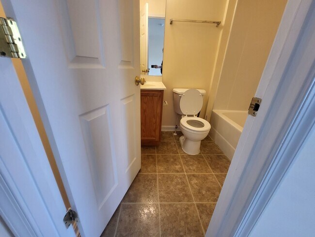 Building Photo - Beautiful modern 3bed/2.5ba townhouse!