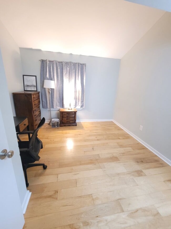 Building Photo - Located in Caneel Cove this 2 bed 2 bath townhome features hardwood floors throughout ,