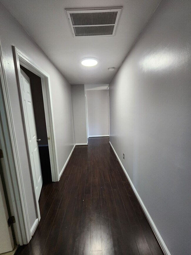 Building Photo - 1401 Adie St