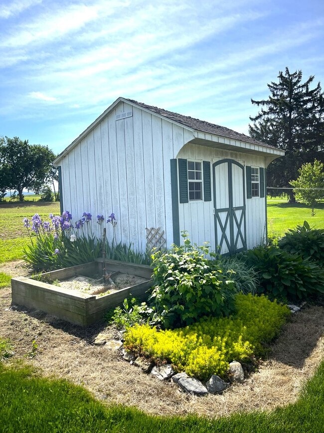 Building Photo - Spacious 3-Bedroom Farmhouse for Rent – Pe...