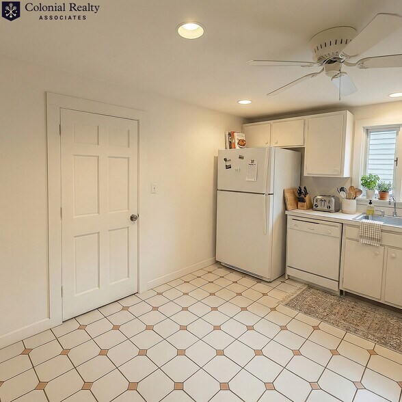 Building Photo - 47 Chapman St