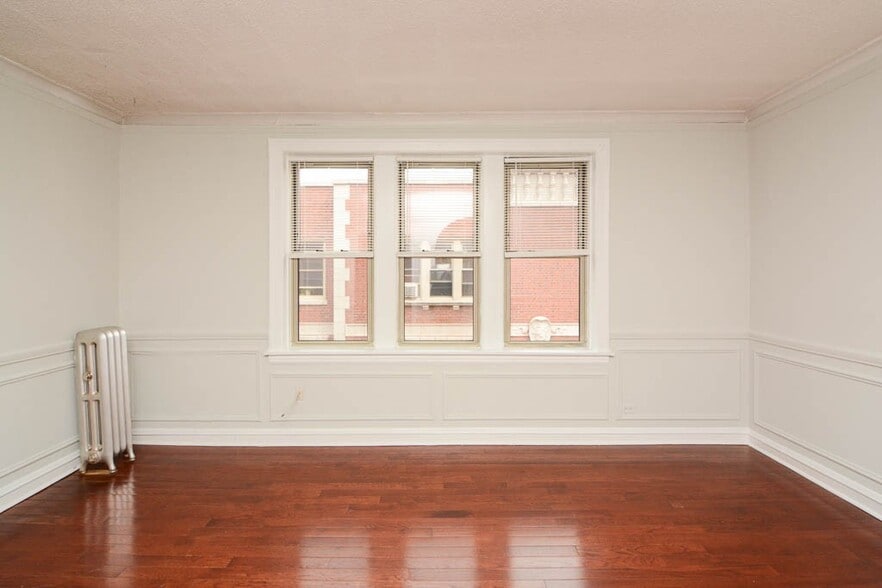 Building Photo - 551.5 W Surf St