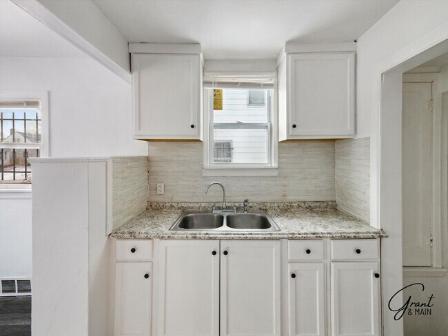 Building Photo - $1250 3 bedroom bungalow