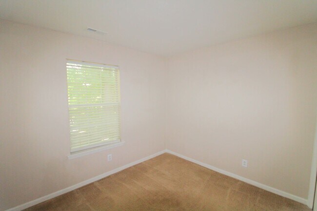 Building Photo - 2-Bedroom Condo on the Sugar Creek Greenway!