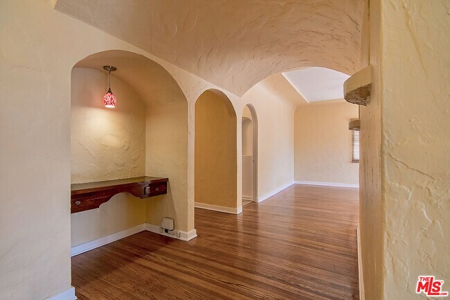 Building Photo - 1071 Cloverdale Ave