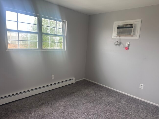 Building Photo - 136 Maple Ave