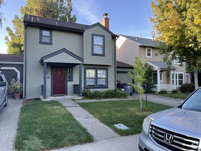 Building Photo - 2314 Amapola Dr