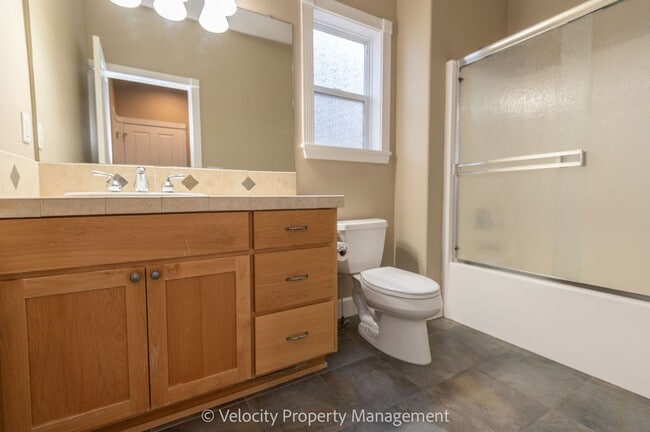 Building Photo - Awbrey Butte Home with Views!