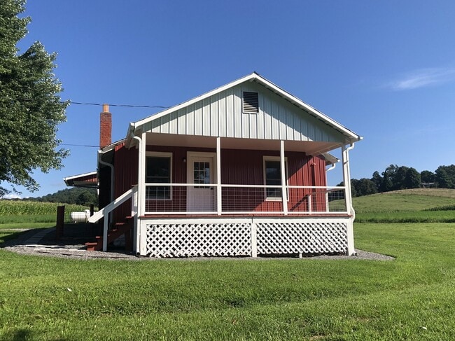 Primary Photo - Super cute farm house with beautiful mountain view! 2 bedrooms, 1 bathroom!