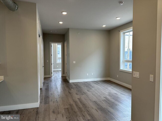 Building Photo - 907 Leland St