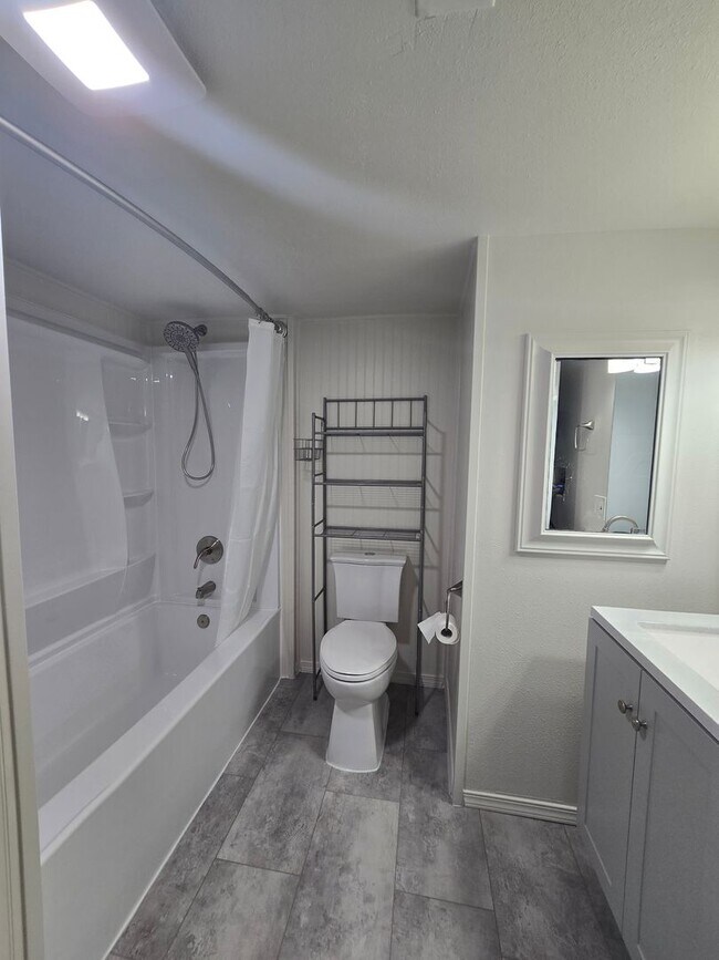 Building Photo - 1403 12th St W