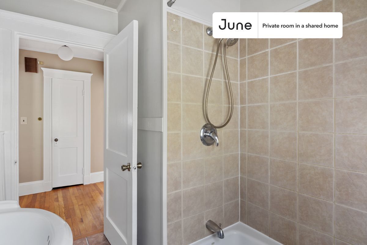 Building Photo - Room in Shared 6 bed/2 bath home