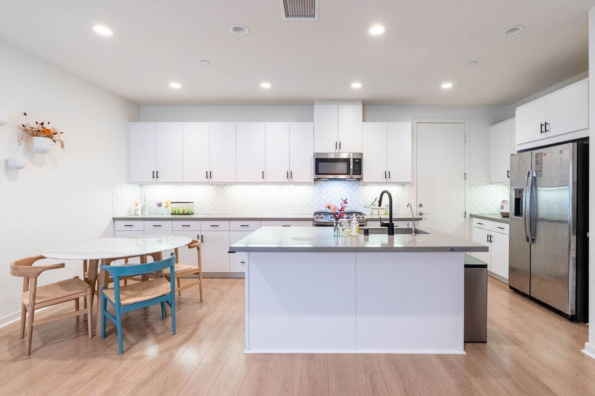 Building Photo - 62 Savannah