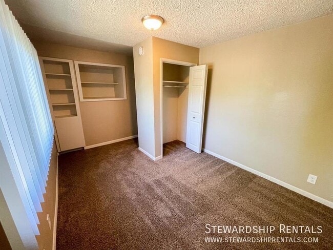 Building Photo - 893 W 5th Ave