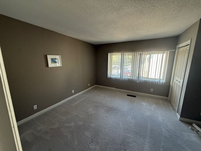 Building Photo - 2 Bedroom / 2 Bathroom @ Surf Court