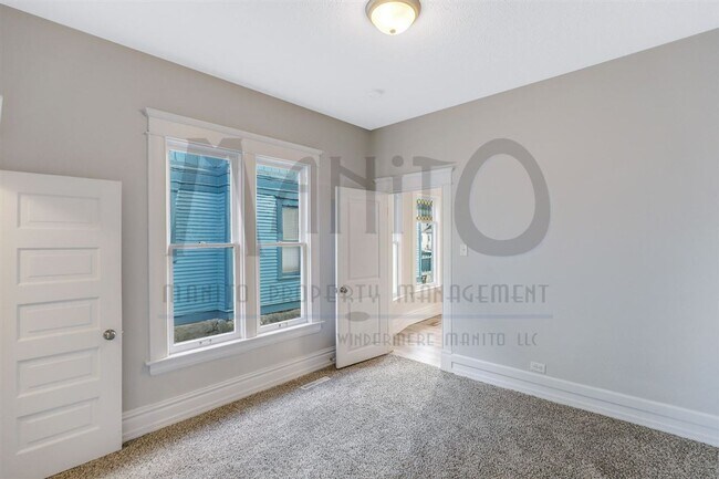 Building Photo - Charming home blocks from Kendall Yards