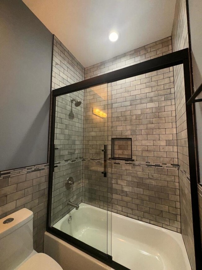 Building Photo - 5938 W Montrose Ave