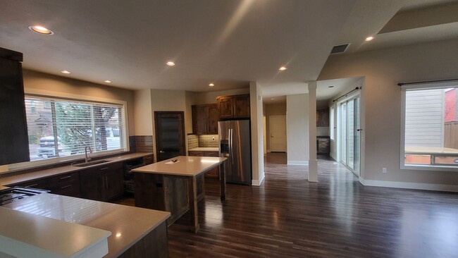 Building Photo - 3 Bed 2.5 bath plus bonus-Fenced-corner lo...
