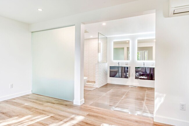 Building Photo - Updated Mid-Century 4BR / 2.5BA Daylight Ranch w/ Panoramic Views, Double Decks, A/C + 2-Car Garage