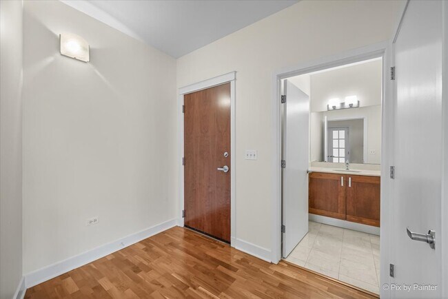 Building Photo - 744 N Clark St