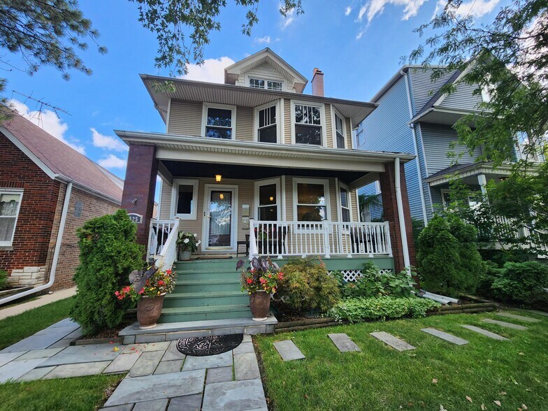 Building Photo - 4025 N Springfield Ave