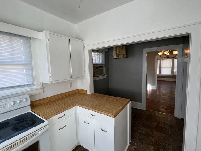 Building Photo - Classic Brick bungalow in the Heart of Bristol Virginia. Property has been freshly painted and is...