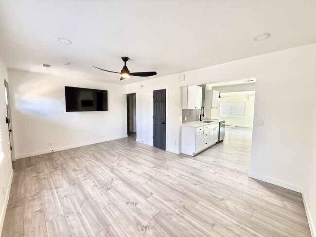 Building Photo - 2442 Mountain View Dr