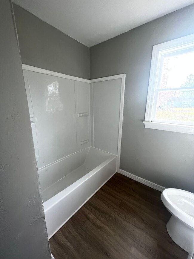 Building Photo - Section 8 Accepted!  MOVE IN Ready! 1/2 Of...