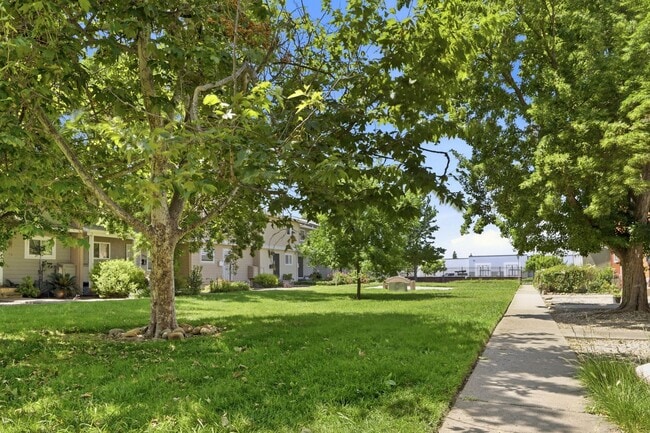 Building Photo - FULLY REMODELED MODERN SPACIOUS TOWNHOUSE!!!