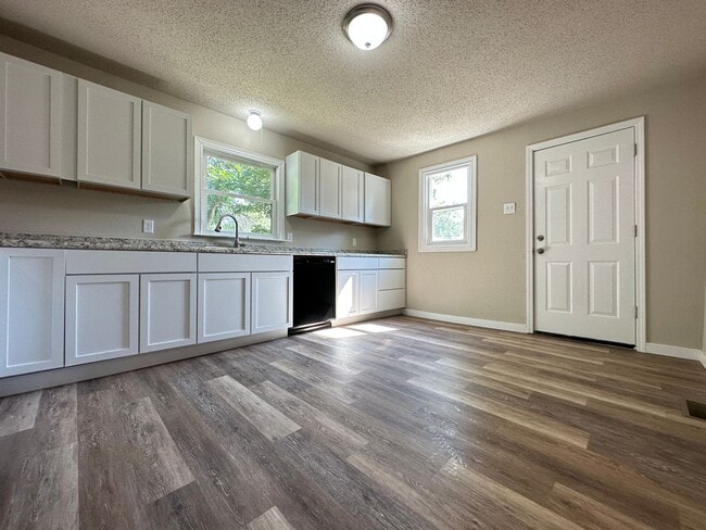 Building Photo - 2 Bedroom with Bonus Room Near Fairgrounds