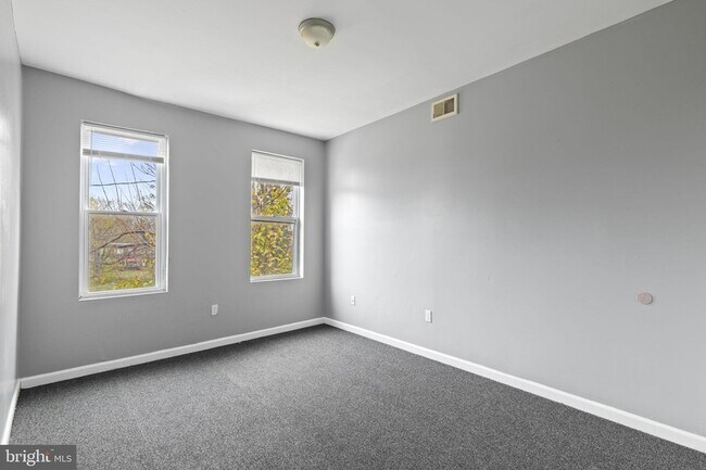 Building Photo - 1209 N Dukeland St