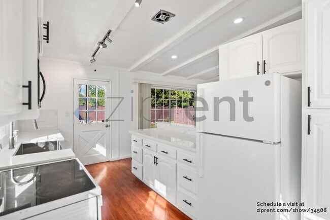 Building Photo - 246 St Andrews St