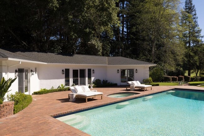 Building Photo - 10 Meadow Ln