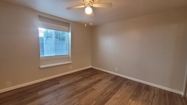 Building Photo - 643 NE Channon Ave