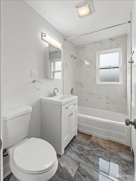 Building Photo - 2719 W Berwyn Ave