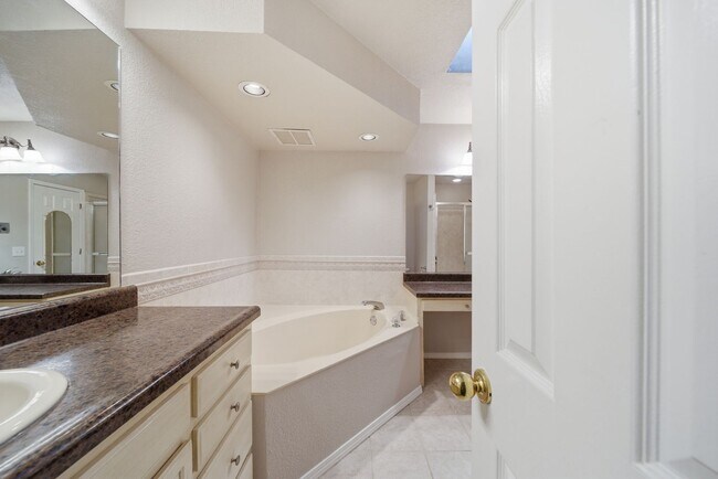 Building Photo - Large 3 bedroom, 2 bath home in Broken Arrow School District.