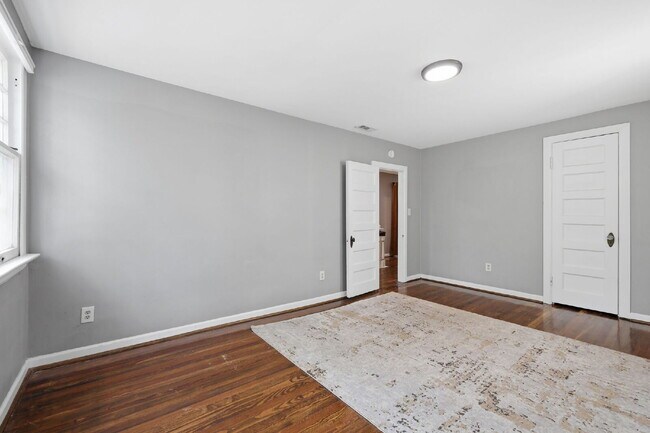 Building Photo - Live Steps from the Heart of Olde Towne