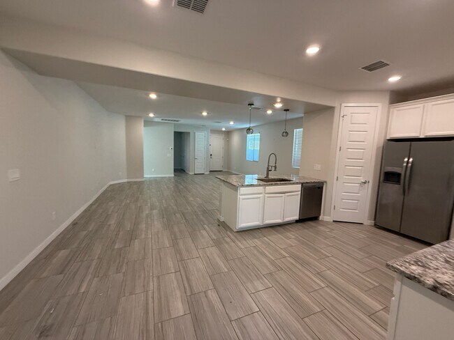 Building Photo - 327 W Tamarack Dr