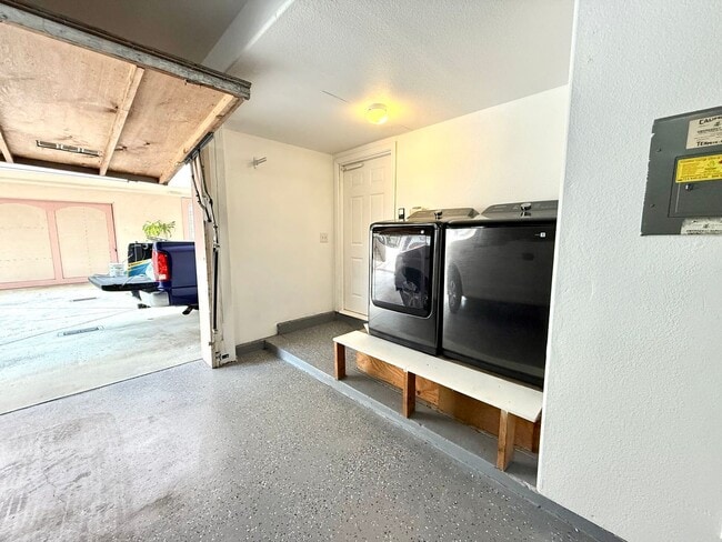 Building Photo - Cozy Renovated Townhome in Gardena!