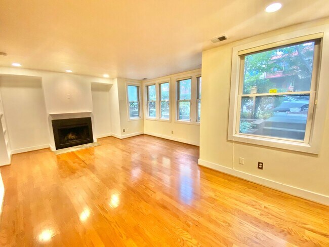 Building Photo - Dupont Circle 1 Bedroom Charmer with Patio, Fireplace, Central Air, Washer/Dryer!